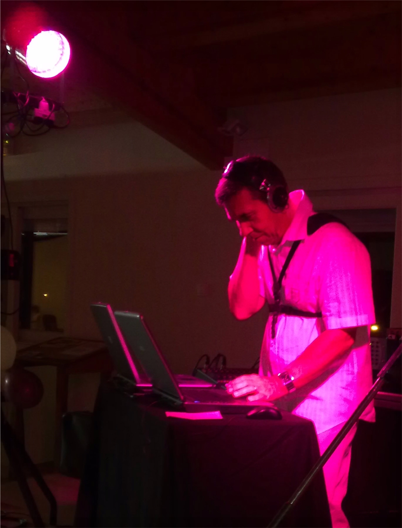 SAXOPHONISTE-DJ du cocktail lounge à la soirée endiablée